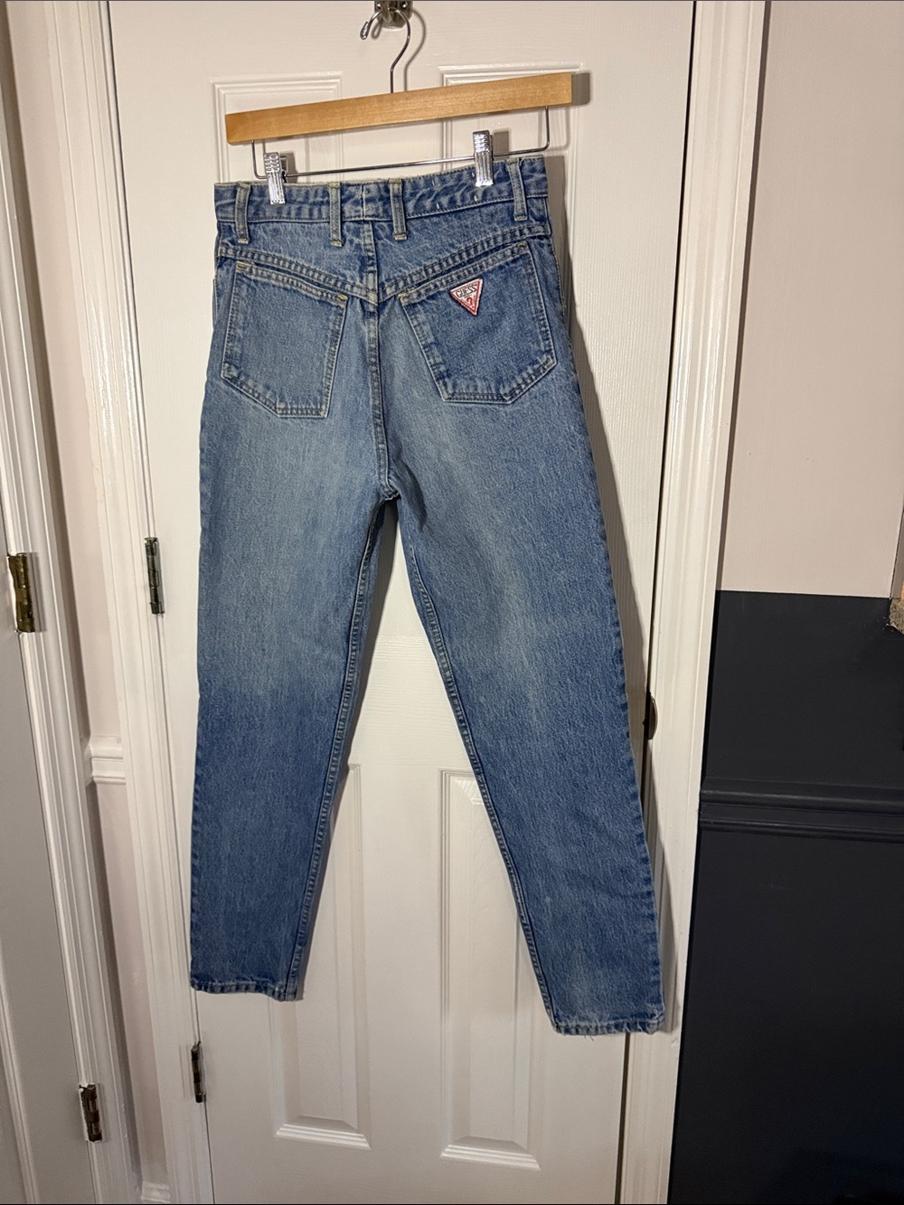Guess Women's Mid-Blue Slim Straight Jeans with Logo Patch vintage 1980’s 53